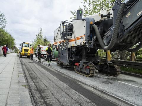 Tæki við malbikunarframkvæmdir á götu.