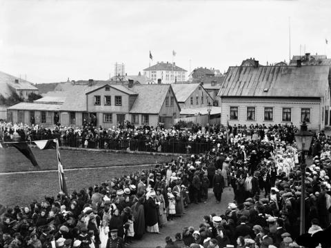 Hátíðahöld á Austurvelli í tilefni af nýfengnum kosningarétti kvenna árið 1915. Ljósmynd Magnús Ólafsson