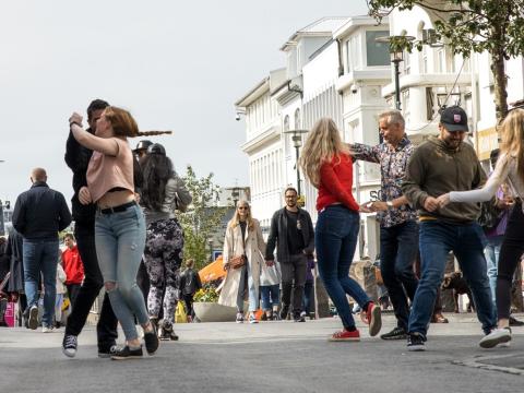 People dancing in Bankastræti 