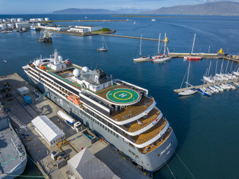 Skemmtiferðaskip við höfn í Reykjavík séð úr lofti