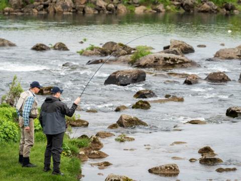 Reykvíkingur ársins 2023 við veiðar í Elliðaánum