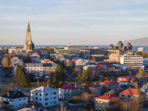 loftmynd yfir hluta borgarinnar, Hallgrímskirkja lengst til vinstri, horft í átt að Snæfellsnesi