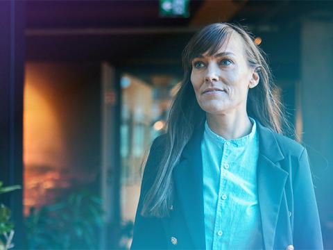 Kona á gangi í fyrirtæki.