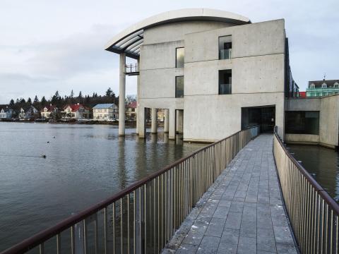 Ráðhúsið, göngubrúin í forgrunni, hlutlaust veður