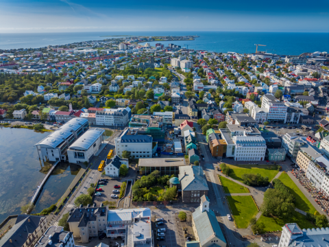 Loftmynd yfir Reykjavík um sumar þar sem Ráðhúsið er í forgrunni