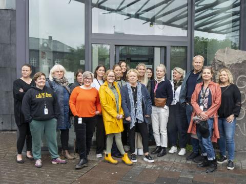 Hópur af starfsfólki Vesturmiðstöðvar stendur fyrir framan nýjar skrifstofur í Austurstræti.