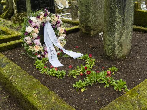 Flowers at Bríet Bjarnhéðinsdóttir's grave in Hólavallakirkjugarður cemetery