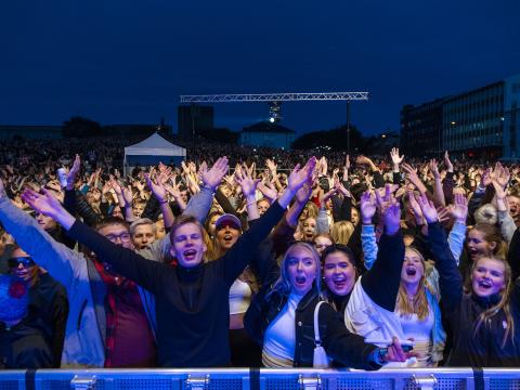 Crowd in front of the main stage at Culture Night 2023, dark, looking up at people on Arnarhóll