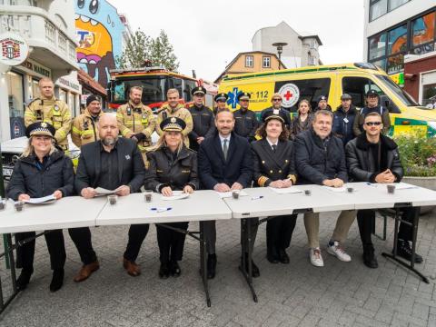 The Mayor with representatives from police, emergency services, fire department, national police commissioner, tourism industry, and nightclubs sign the agreement.