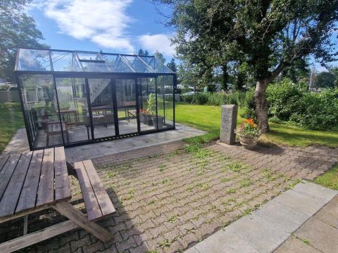 Gróðurhúsið sem foreldrar Guðna Péturs Guðnasonar, sem lést þann 21. janúar 2021, hafa í samstarfi við Reykjavíkurborg látið reisa fallegt gróðurhús við íbúðakjarna á Flókagötu, þar sem hann starfaði. 