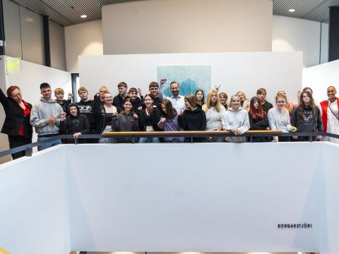 9th grade of Klébergsskóli, group photo in City Hall