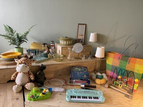 Ýmsir hlutir sem búið er að raða saman á borð.