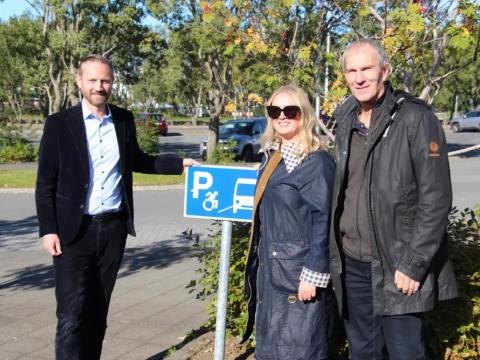 Mayor Einar Þorsteinsson, Alma Ýr Ingólfsdóttir, ÖBÍ chair, and Einar Pálsson, director of the Road Administration's road services department.