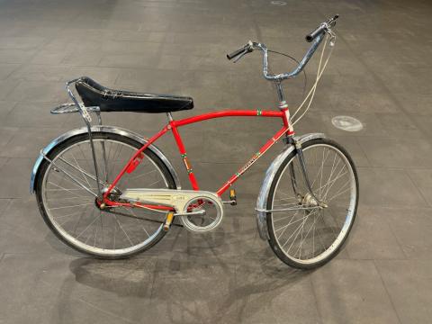 Gamalt og fallegt, rautt reiðhjól.