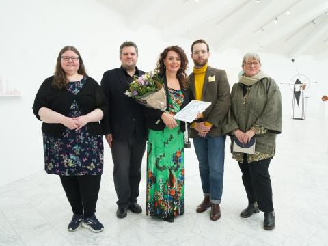 Margrét Lóa Jónsdóttir, verðlaunahafi ásamt Pawel Bartoszek og dómnefndinni. F.v. Védís Ragnheiðardóttir, Pawel Bartoszek, Margrét Lóa Jónsdóttir, Þorvaldur Sigurbjörn Helgason formaður og Þórdís Gísladóttir 