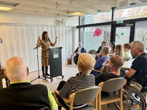 Jórunn Frímannsdóttir, förstöðumaður Droplaugastaða, talar við gesti þegar hjúkrunarheimilið fékk Eden-vottun. 