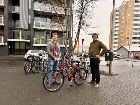 Victor, starfsmaður í neyðarskýlinu á Lindargötu, og Birgir Fannar Birgisson frá samtökunum Reiðhjólabændum. Á milli þeirra er hjól. 