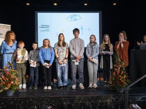 Þórdís Lóa Þórhallsdóttir, Valdimar Atli Magnússon Briem í 5. bekk Engjaskóla, Hreiðar Birkir Baldvinsson í 5. bekk Engjaskóla, Karítas Maísól Frantzdóttir í 6. bekk Klébergsskóli, Fausteja Juzelenaite í 8. bekk Laugalækjarskóla, Arnór Logi Guðmundsson í 9. bekk Dalskóla, Nína Hildur Kristjánsdóttir í 7. bekk Laugalækjarskóla, Hanna Otte í 7. bekk Árbæjarskóla, Harpa Þorvaldsdóttir og Pia Elisabeth Hansson. Hópmynd af sigurvegurum í teiknisamkeppni barna, Mayors for Peace á sviði í Iðnó.