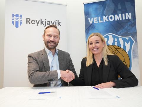Borgarstjóri og formaður Fram undirrituðu samning