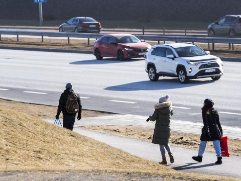 Gangandi fólk í umferðinni