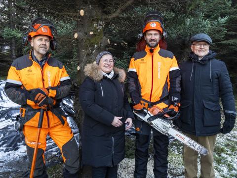 Sævar Hreiðarsson skógarvörður í Heiðmörk, Elsba Dánjalsdóttir aðstoðarmaður sendikvinnu Færeyja, Einar Þorsteinsson borgarstjóri og Tönnes Svanes starfandi sendiherra Noregs.
