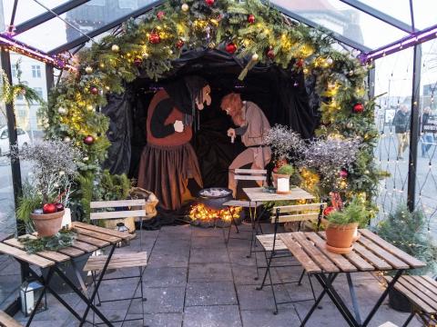 Gróðurhús, stólar og borð, jólaskreyting og útstilling af Grýlu og Leppalúða.