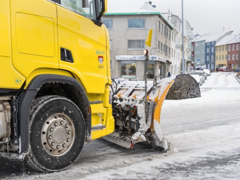 Snjómokstursbíll að störfum í Reykjavík.