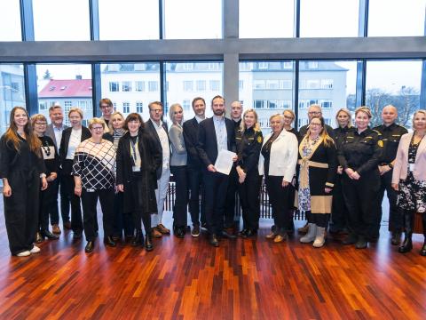 Parties who signed the collaboration agreement for vulnerable children. Group photo in the City Council Chamber, Mayor Einar in the center
