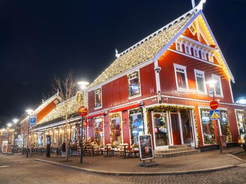 Fálkahúsið decorated for Christmas at night