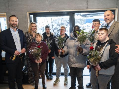 Íbúar í nýja íbúðakjarnanum á Háteigsvegi 59 ásamt borgarstjóra og fulltrúum í velferðarráði.  