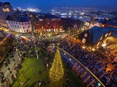 Jólatréð frá Reykvíkingum stendur á Vaglinum í miðbæ Þórshafnar í Færeyjum