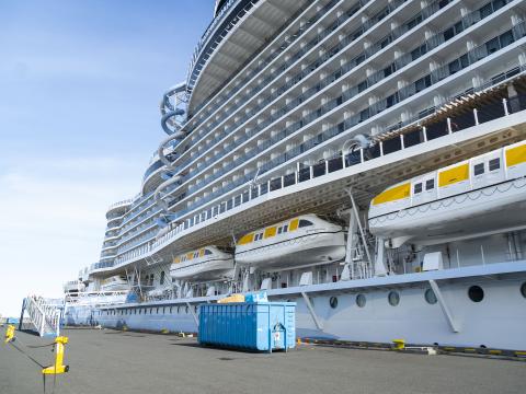 Skemmtiferðaskip við bryggju í Sundahöfn. Nærmynd af hlið skipsins, sést í himinn vinstra megin í ramma.