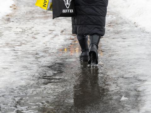 Sudden thaw on walkways