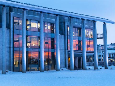Ráðhús Reykjavíkur, sólarlag speglast í rúðum hússins. 