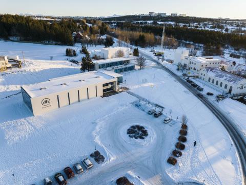 loftmynd af Hinu húsinu og svæðinu þar í kring, við rafstöðina í Elliðaárdal. Vetur, snjór.