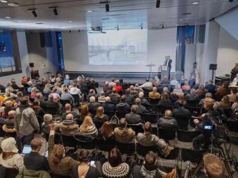 Overview of the packed meeting room.