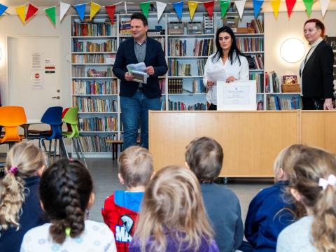 Klettaborg receives incentive award.