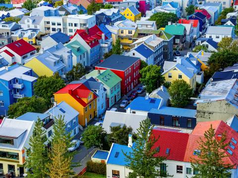 Séð yfir litrík hús í Reykjavík