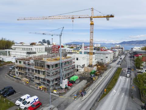Yfirlitsmynd yfir götur og hús í byggingu. Stór byggingarkrani yfir húsi.