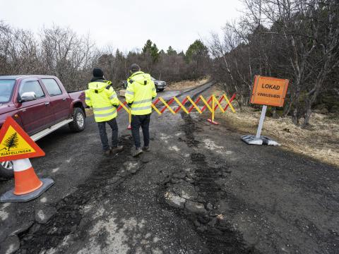 Unnið verður í samræmi við öryggisstaðla, og svæðið verður afgirt meðan á vinnu stendur. 