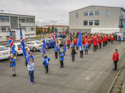 skátar og skólahljómsveit stilla upp til að leiða skrúðgöngu í Bústaðahverfi á sumardaginn fyrsta