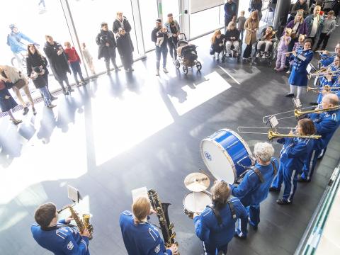 lúðrasveit og áhorfendur í Hörpu á Big Bang tónlistarhátíð