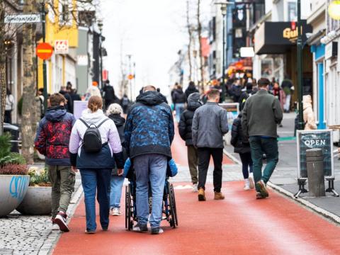 Fólk á Laugavegi í Reykjavík 