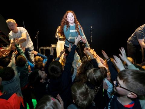 Hljómsveitin Inspector Spacetime flytur lagið Hlaupasting við mikinn fögnuð nemenda í Fossvogsskóla