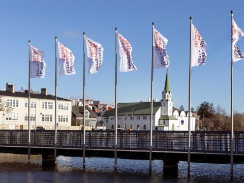 Fánar HönnunarMars blakta við hún við Ráðhúsið í Reykjavík