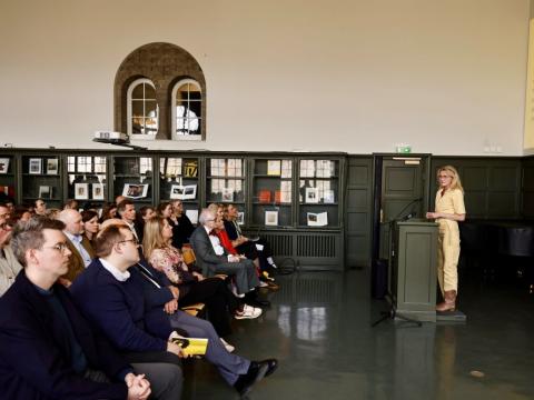Mayor Heiða Björg delivers a speech to attendees at the House of Collections