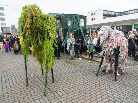Two "monsters" at the Arts Festival, photo taken by the cranes at Miðbakki. People watching.