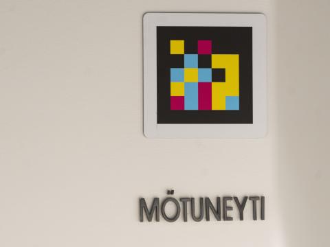 NaviLens kóði á vegg við mötuneytið í Ráðhúsi Reykjavíkur