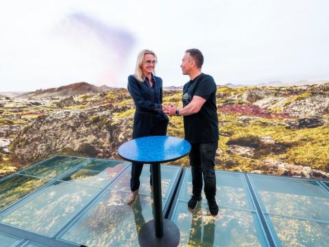 The sale of Perlan was sealed with a handshake by Heiða Björg Hilmisdóttir and Gunnar Gunnarsson, CEO of Perlan, in the museum's new exhibition hall.