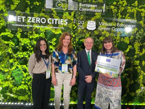 Fjórar manneskjur sem standa upp við vegg.